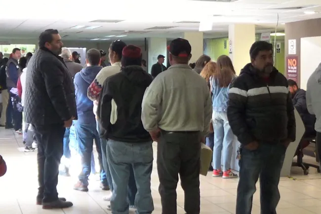 Autorizan 15% de descuento en revalidación de placas en línea