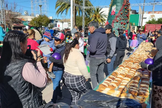Continúa tradición con mega Rosca de Reyes en plaza Hidalgo