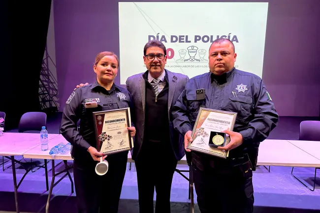 Premian a policías del año