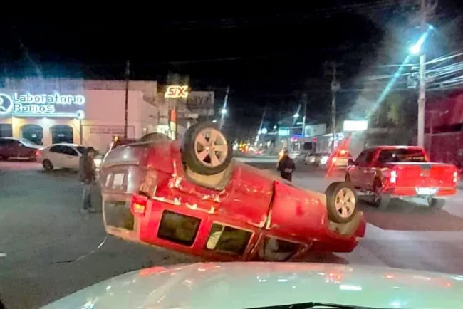 Internan a pasajero de taxi después de choque y volcamiento