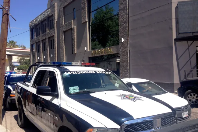 Despojan a mujer violentamente de su vehículo