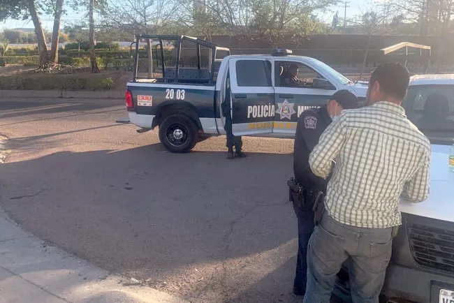 Choca conductor contra cerco de escuela y se da a la fuga