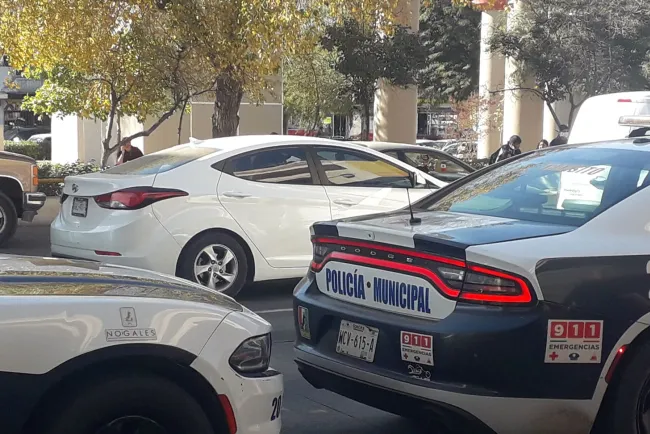 Deja abandonado su vehículo después de chocar con otro auto