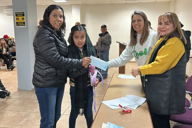 Entregan ‘Becas Terapias’ con recursos del Estado