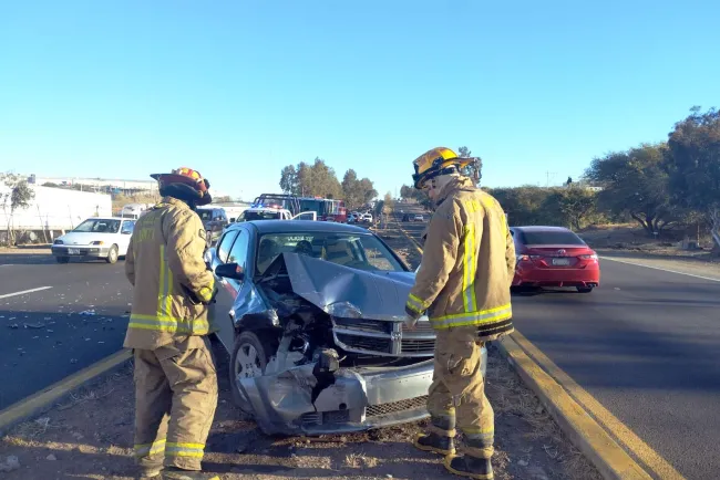 Se impacta tráiler contra dos vehículos