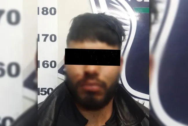 Amenaza y agrede a su madre y padrastro