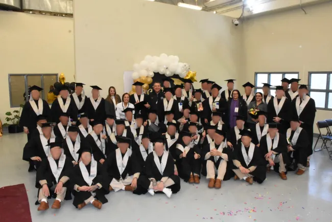 Entregan certificados de educación básica y media superior a reclusos del Cefereso 11