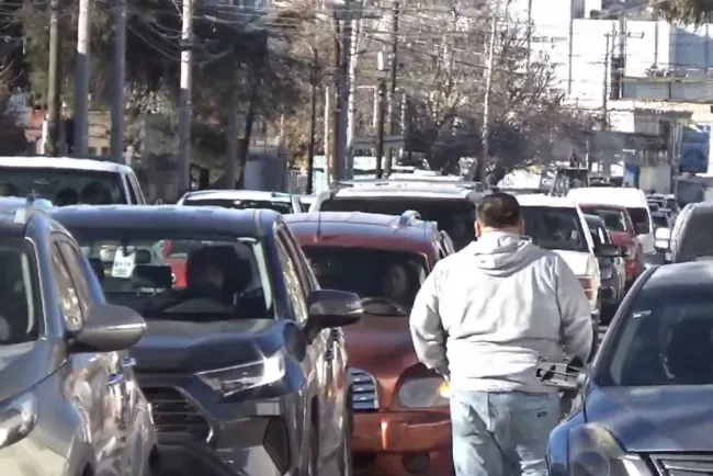 Más de 270 mil carros colapsan la ciudad a la semana: Estudio