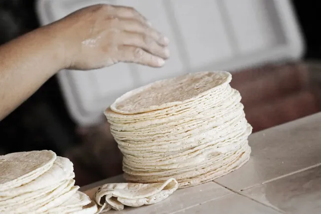 Anuncia AMLO que no habrá aumento de precio de harina de maíz