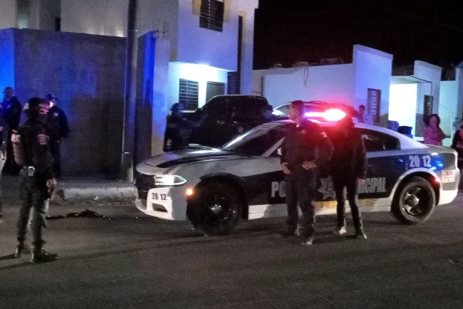 Roban y causan daños en una vivienda de Las Acacias