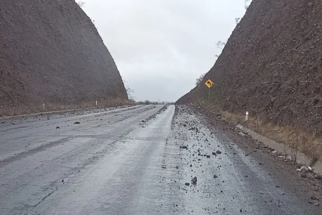 Presentan derrumbes carretera del periférico Oriente