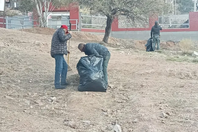 Realiza Proximidad Social limpieza en escuela primaria