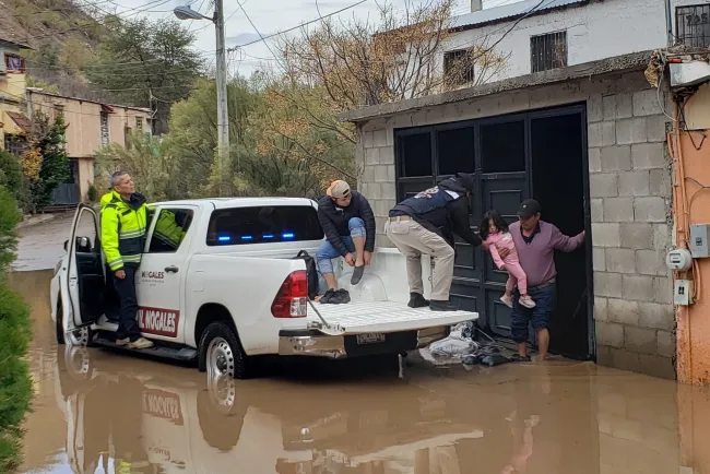Trasladan a familia a albergue al inundarse vivienda que habitan