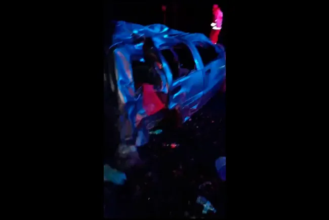 Pierde la vida conductor al volcar en su auto