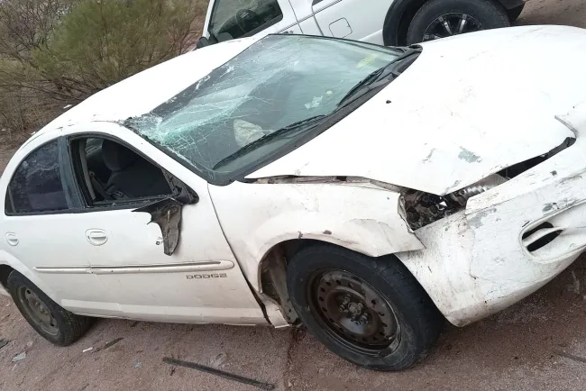 Pierde control mujer de vehículo y se vuelca; resulta ilesa del accidente