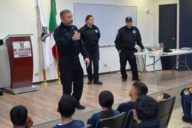 Llevan programa DARE a jóvenes del Heptatlón