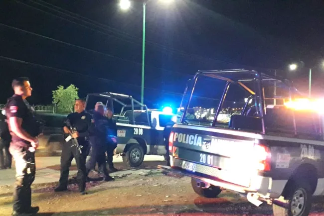 Resulta ileso conductor ebrio luego de volcar su auto en el bulevar 2 mil