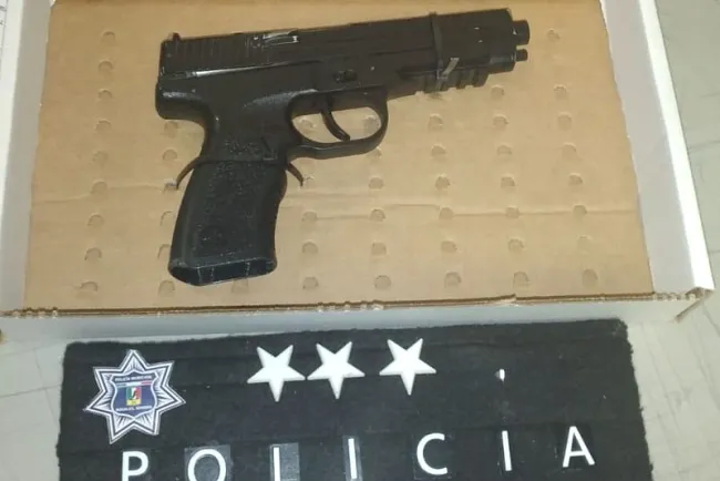 Detienen a estudiante armado después de un disturbio