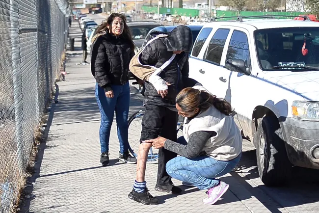 Clama ayuda para salvar pierna de su hijo por negligencia médica