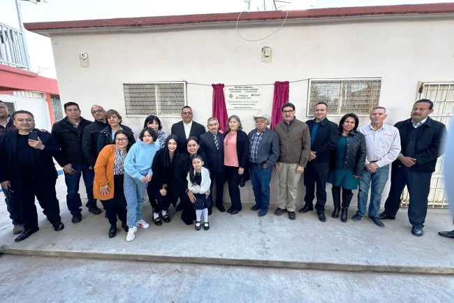 Honran a maestro con su nombre en escuela primaria