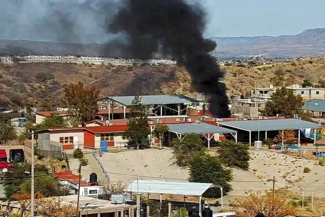Evacuan escuela por incendio; activan “Código Rojo”