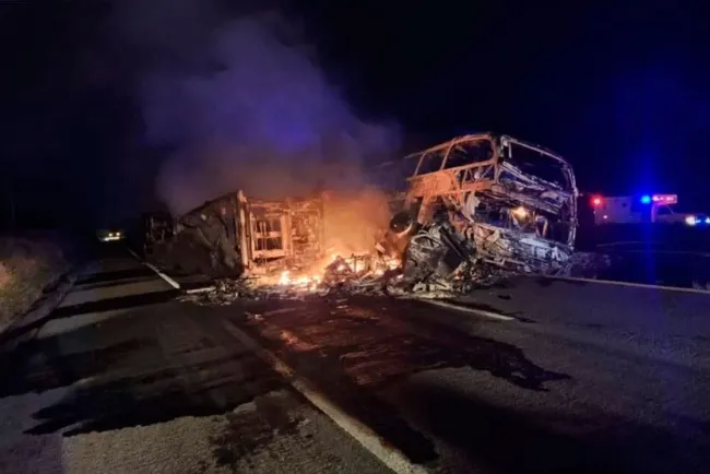 Aumentan a 22 muertos en choque de autobús con tráiler en Sinaloa