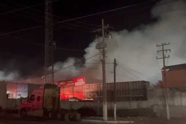 Incendio consume almacén en El Greco