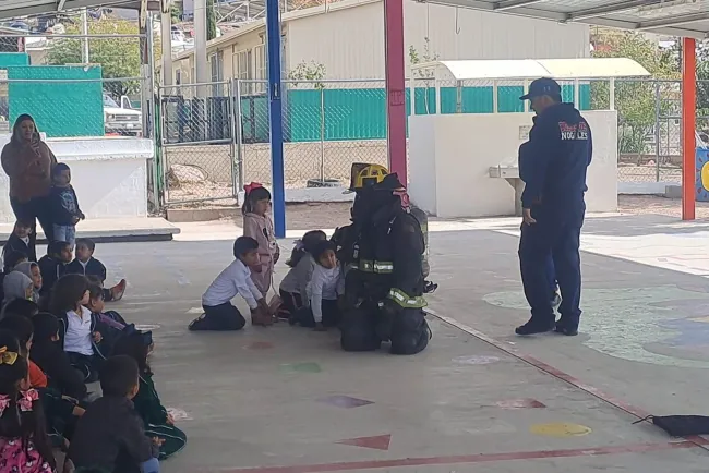 Imparten bomberos plática de prevención a pequeños de kínder