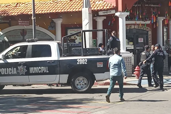 Reportan robo en vehículo afuera de una escuela