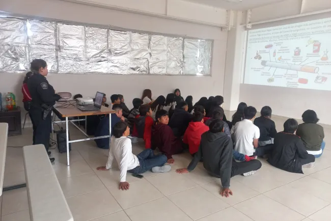 Previenen a estudiantes sobre delitos y conductas antisociales