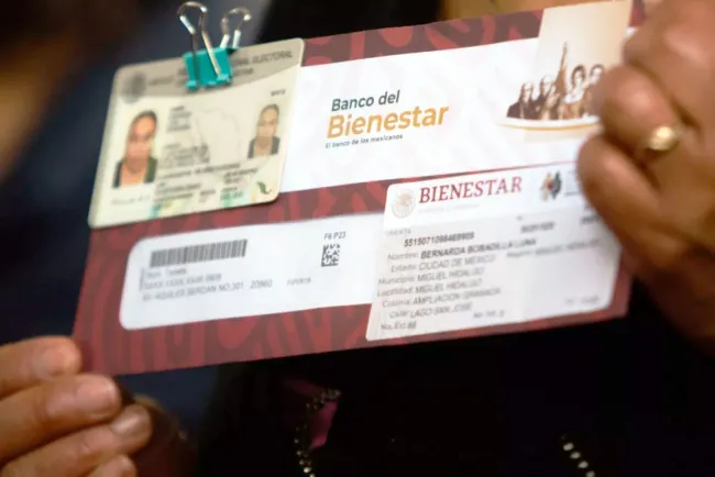 Llaman por tarjetas de bienestar a personas mayores de 65 años