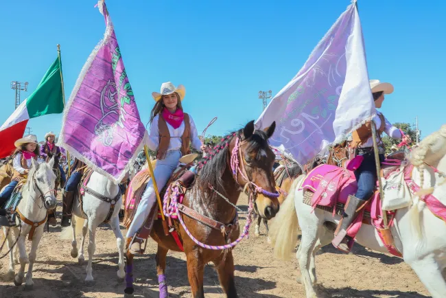 Participan diputadas y diputados en la “14 Cabalgata con Aroma de Mujer”