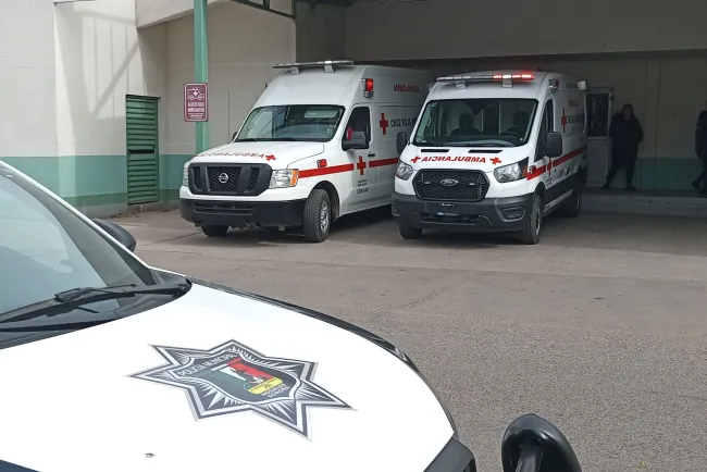 Golpean a joven mientras caminaba en la calle