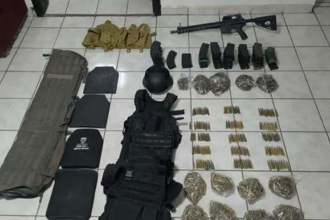 Aseguran autoridades vehículo con armamento