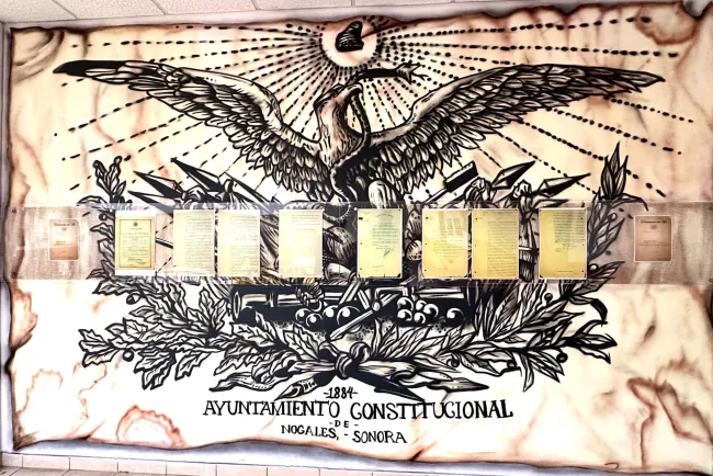 Instalan exhibidor de documentos históricos