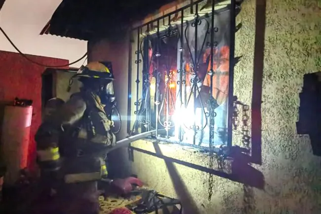 Destruyen llamas vivienda en Villa Bonita