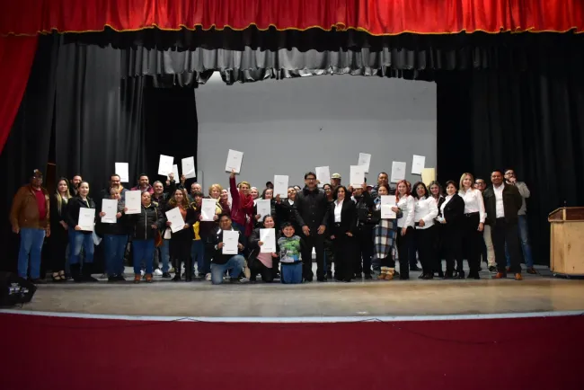 Alcalde entrega 70 títulos de propiedad a familias nogalenses
