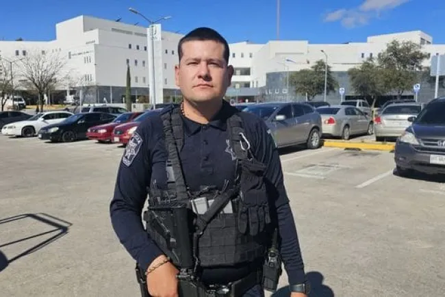 Auxilia oficial de policía a mujer en labor de parto