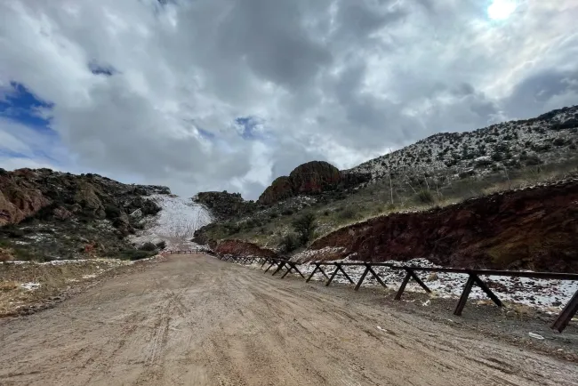 Permanecen más de 400 migrantes en espera de asilo en frontera