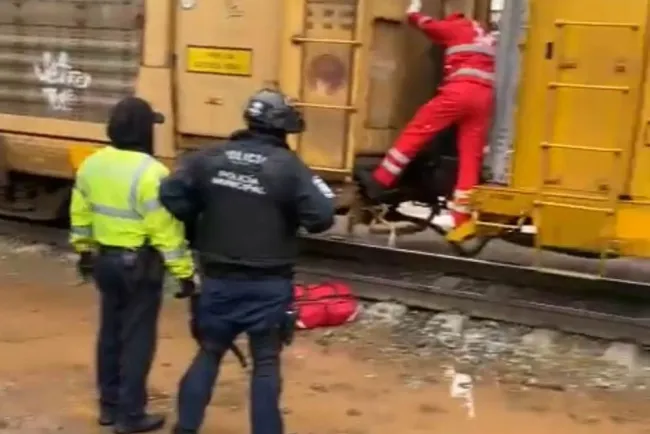 Prensa pie de persona al tratar de cruzarlo en movimiento