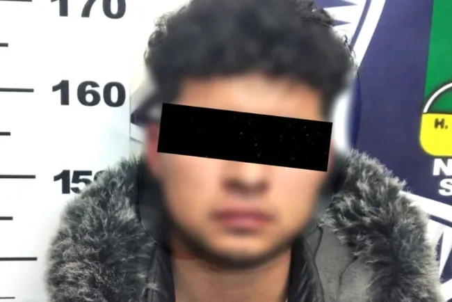 Conductor ebrio se impacta contra portón en Colinas del Yaqui