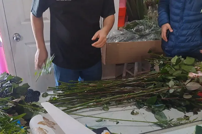 Bajan ventas en ventas de flores, joyas y obsequios