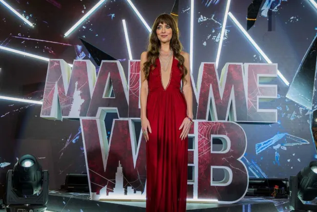 Dakota Johnson teje su telaraña en México
