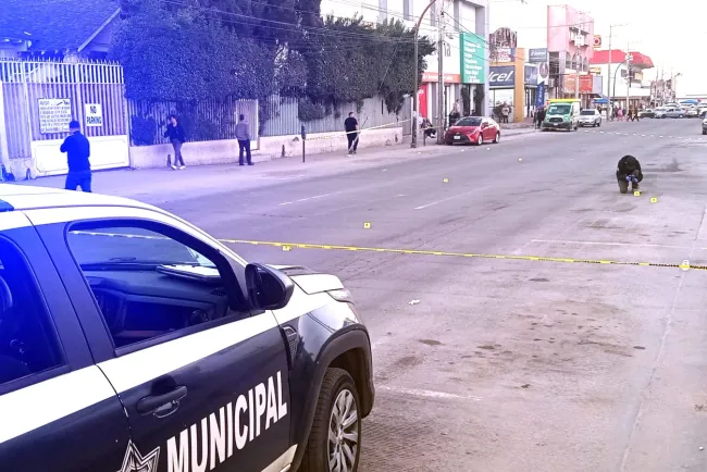 Ataque fue contra joven conductor; iba acompañado de su madre y hermana