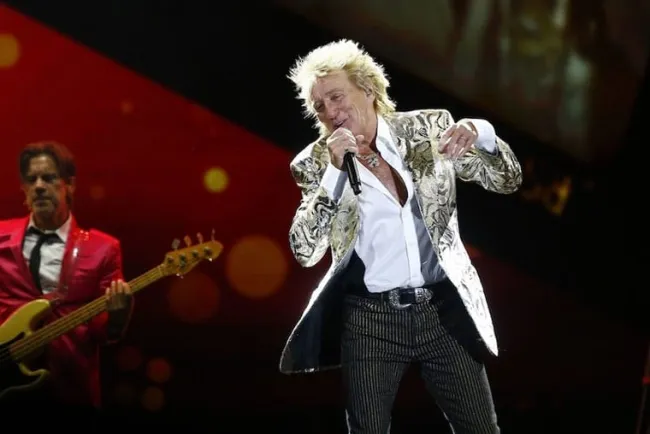 Rod Stewart vende su catálogo musical