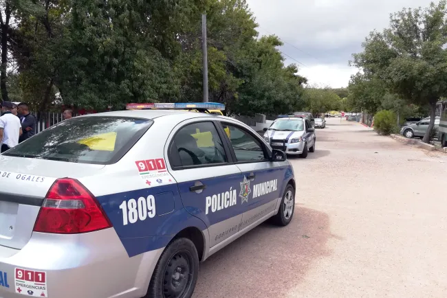 Lesionan a joven en riña campal