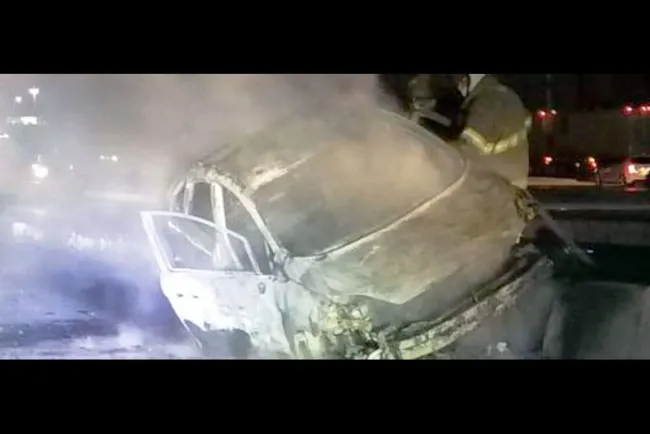 Consumen llamas a auto tras impactarse en una barda