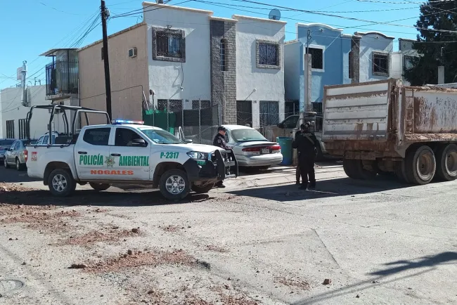 Detienen a conductor de dompe que tiró lodo y escombro en calle