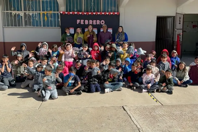 Dona Bienestar 60 pants deportivos a una escuela