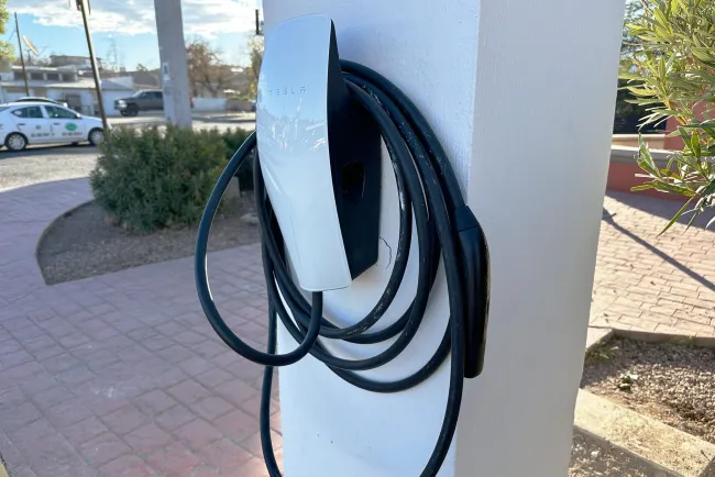 Instalan en la ciudad un cargador para autos eléctricos